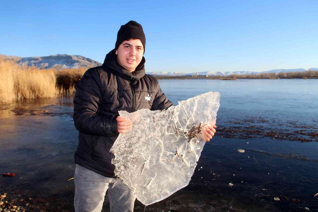 Sibirya soğuklarının yaşandığı şehirde göl dondu
