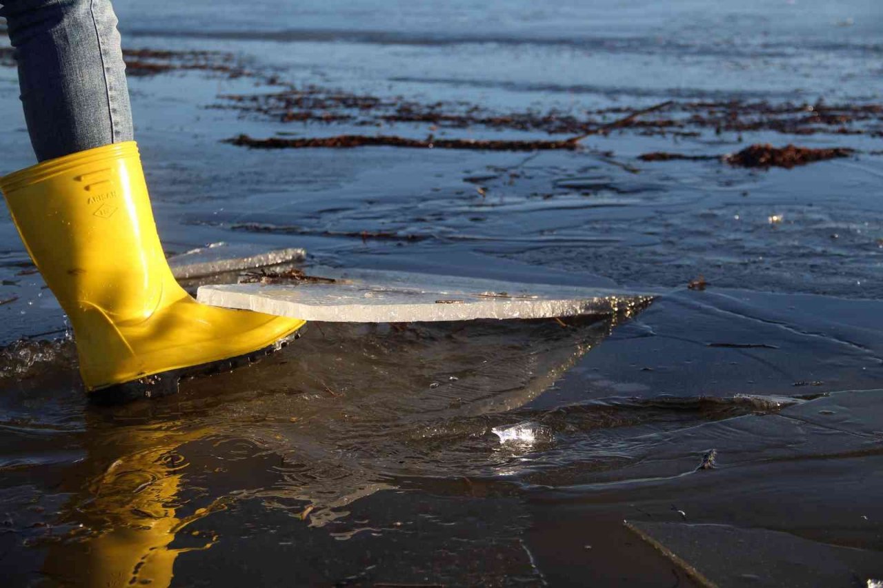 Sibirya soğuklarının yaşandığı şehirde göl dondu