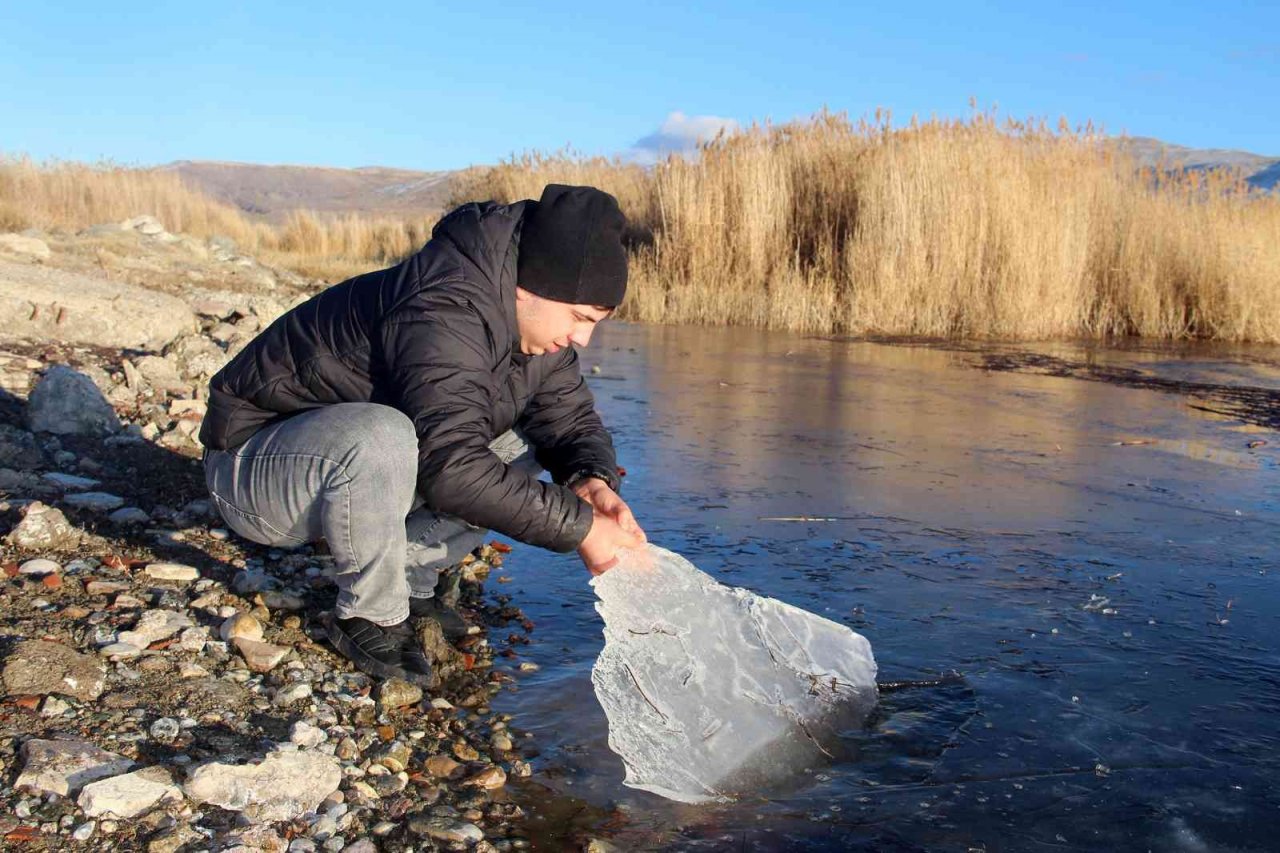 Sibirya soğuklarının yaşandığı şehirde göl dondu
