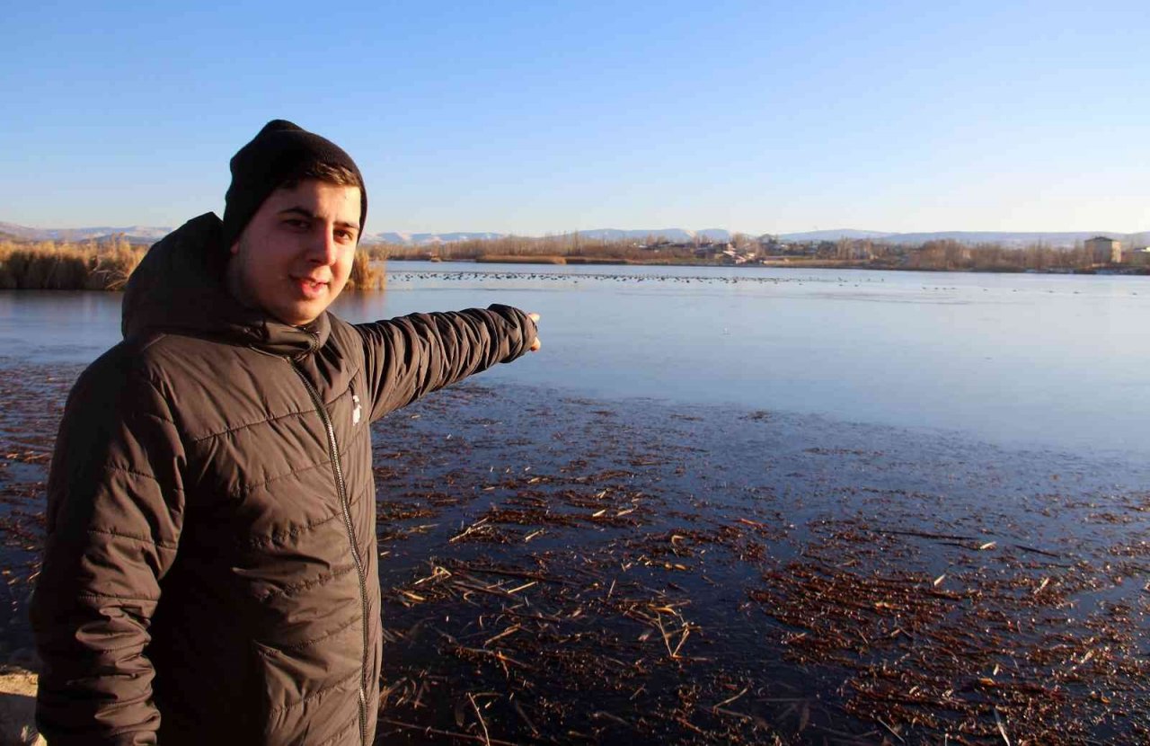 Sibirya soğuklarının yaşandığı şehirde göl dondu