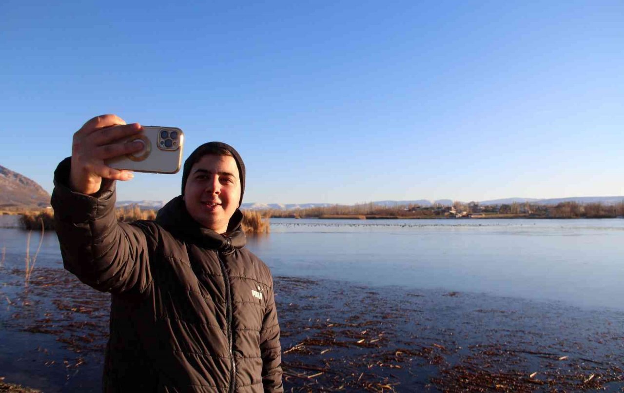 Sibirya soğuklarının yaşandığı şehirde göl dondu