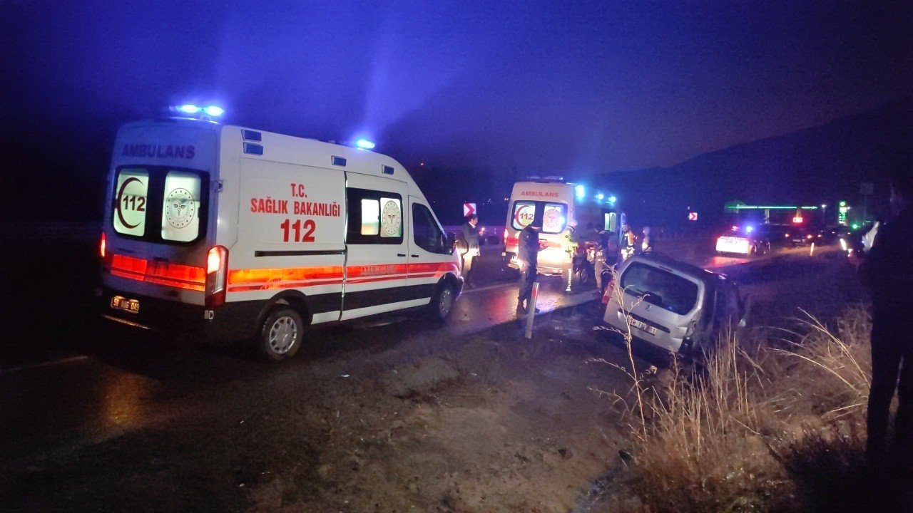 Yoldan çıkan araç su kanalına düştü, 3 kişi yaralandı