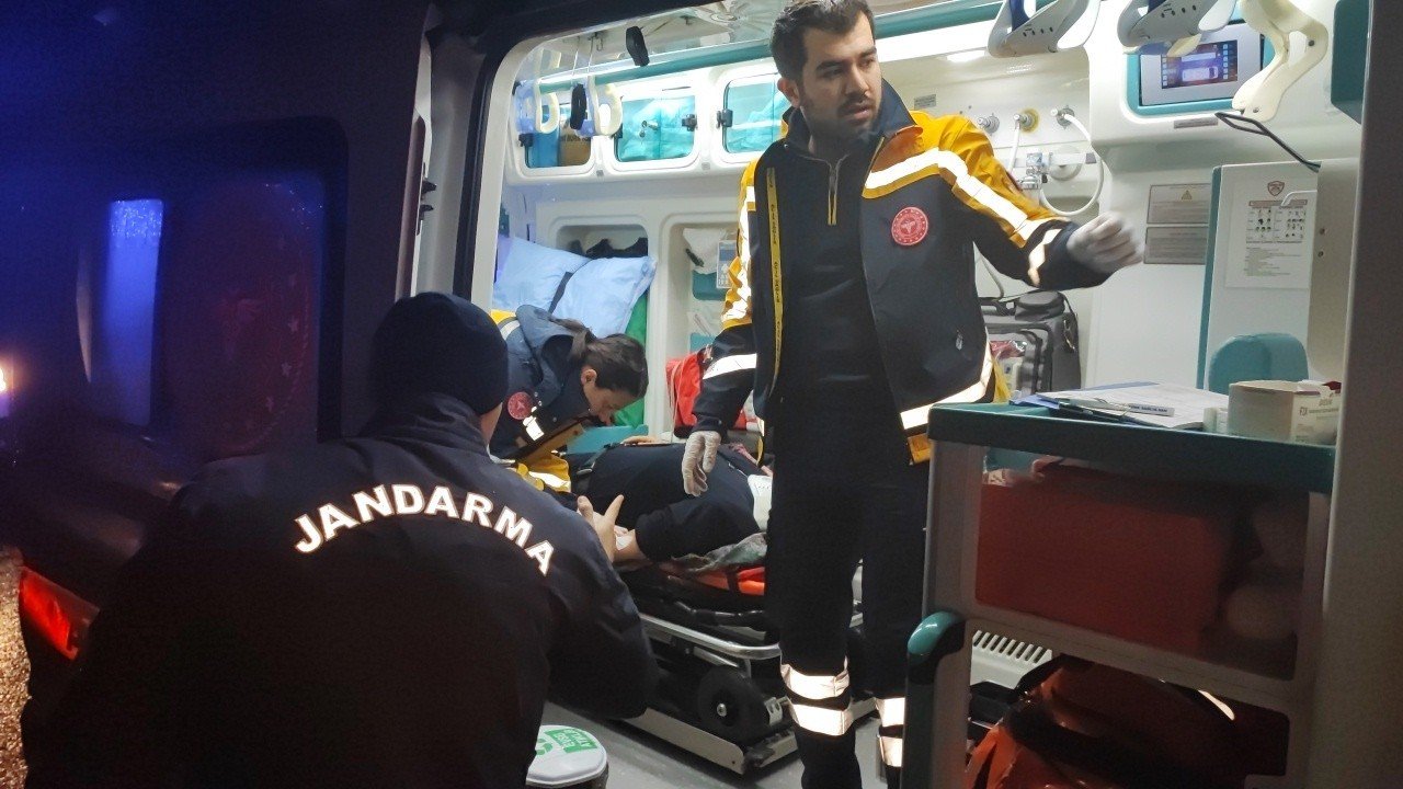 Yoldan çıkan araç su kanalına düştü, 3 kişi yaralandı