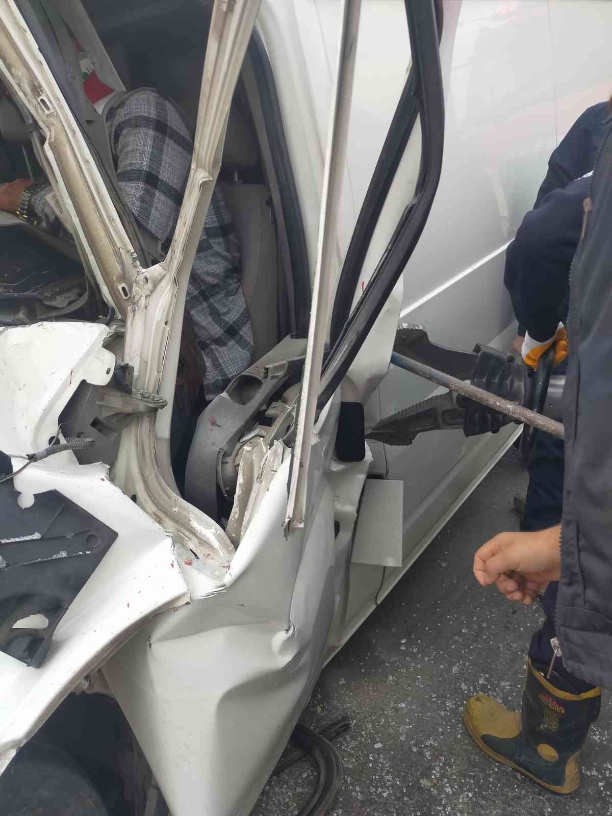 Tıra arkadan çarpan sürücü yaralı kurtuldu