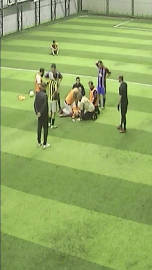 Halı sahada maç yaparken kalp krizi geçirip hayatını kaybetti