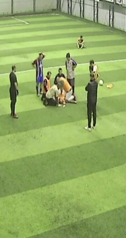 Halı sahada maç yaparken kalp krizi geçirip hayatını kaybetti