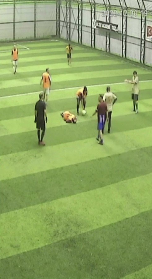 Halı sahada maç yaparken kalp krizi geçirip hayatını kaybetti