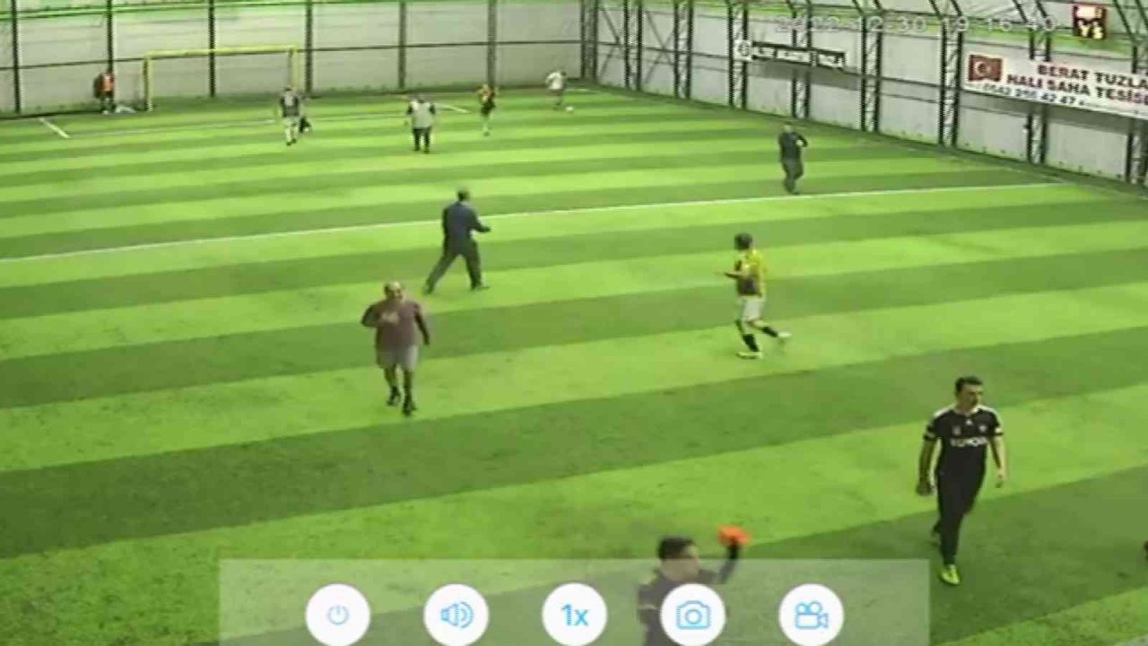 Halı sahada maç yaparken kalp krizi geçirip hayatını kaybetti