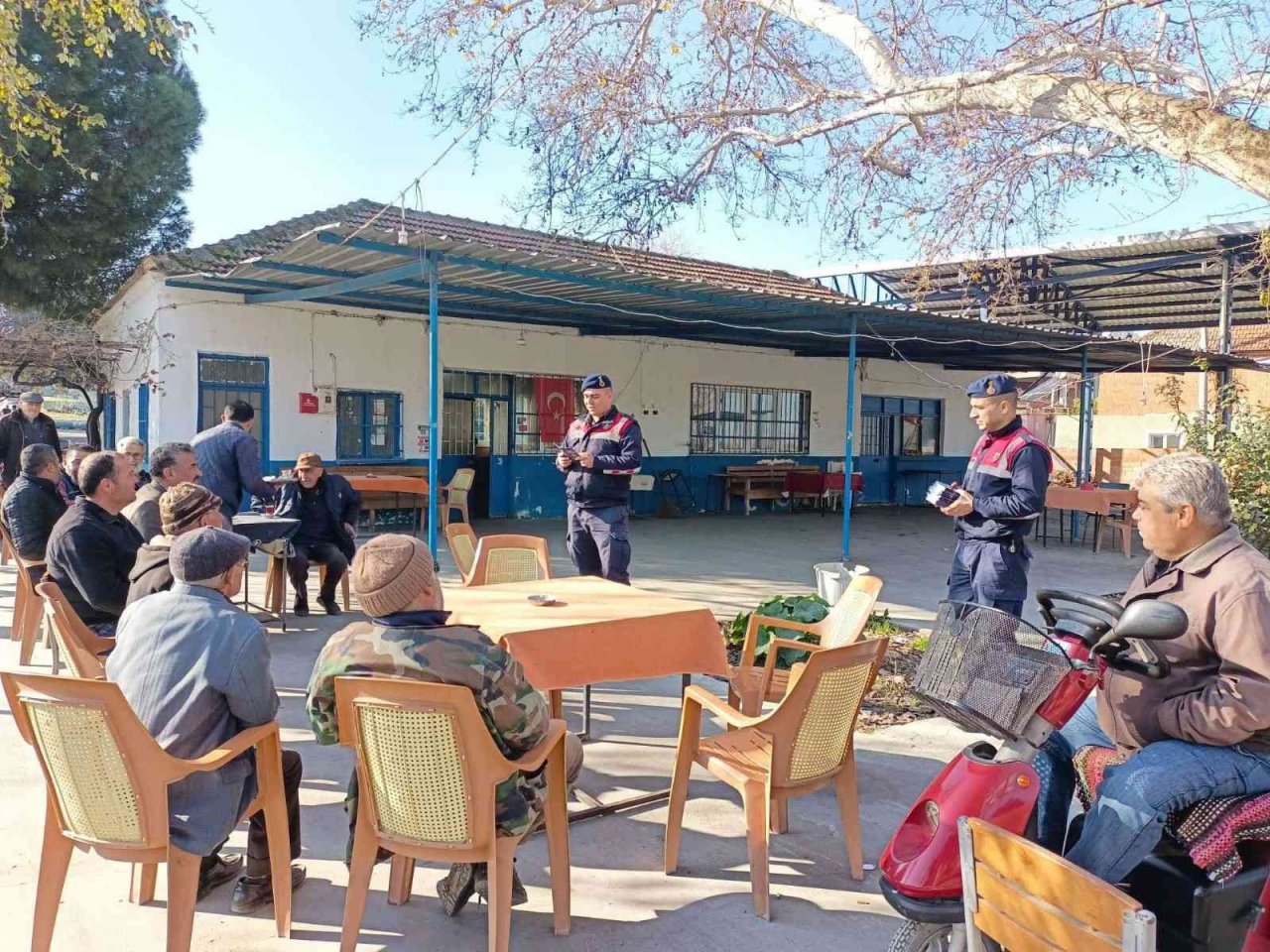 Jandarma ekipleri vatandaşları bilgilendirmeye devam ediyor