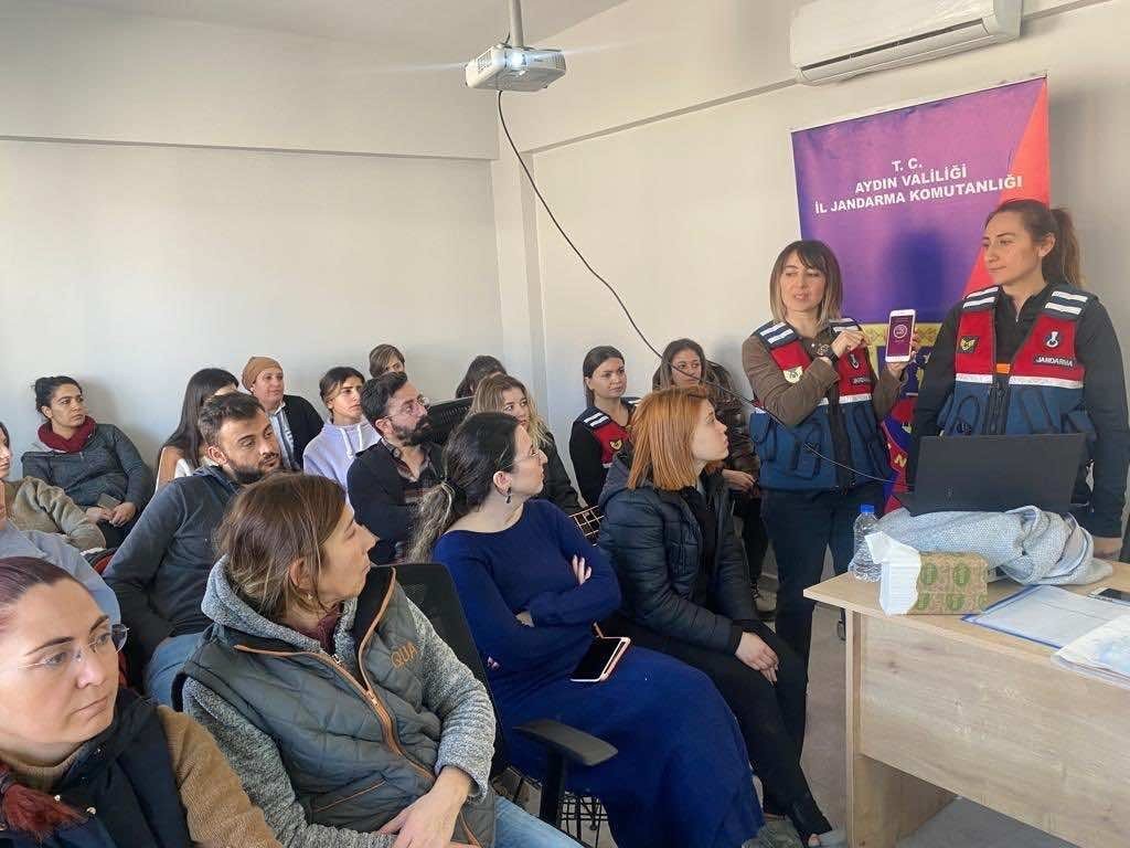 Jandarma ekipleri vatandaşları bilgilendirmeye devam ediyor