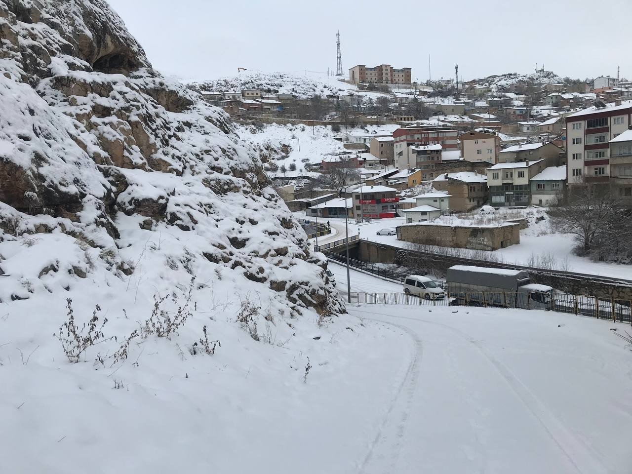 Bayburt güne beyaz örtüyle uyandı