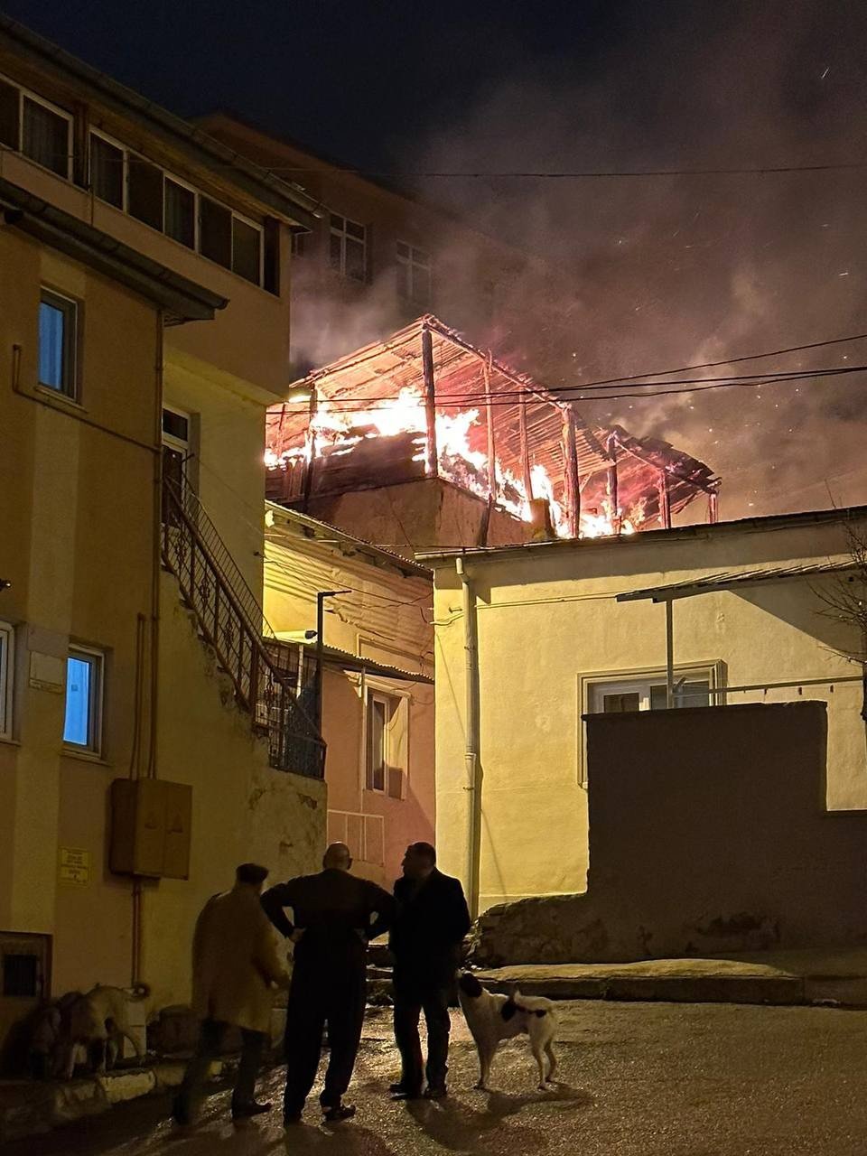 Bayburt’ta evin çatısı yandı