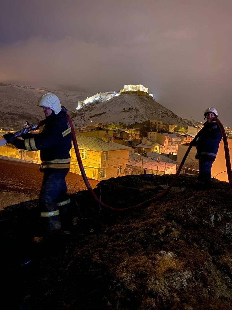 Bayburt’ta evin çatısı yandı