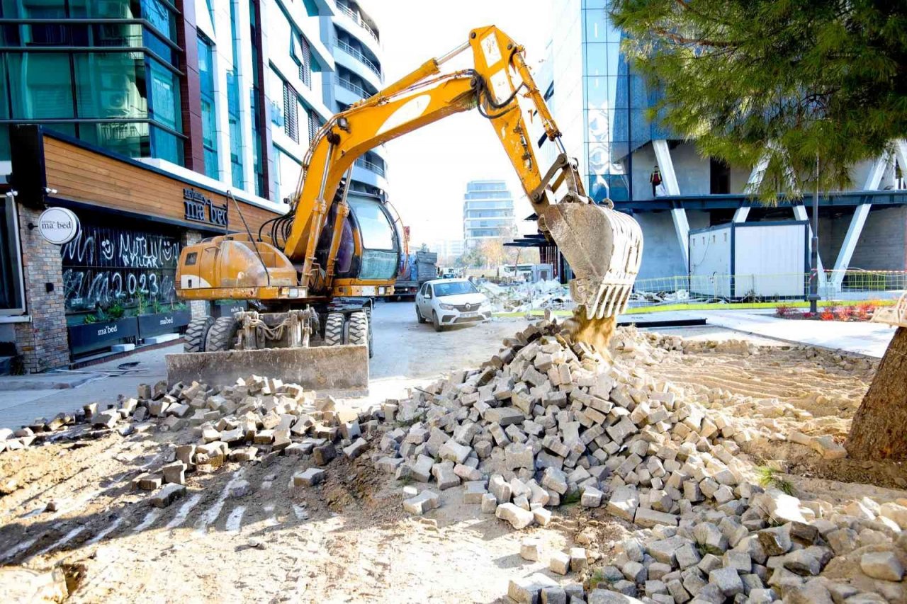 Bayraklı’da kilit parke seferberliği