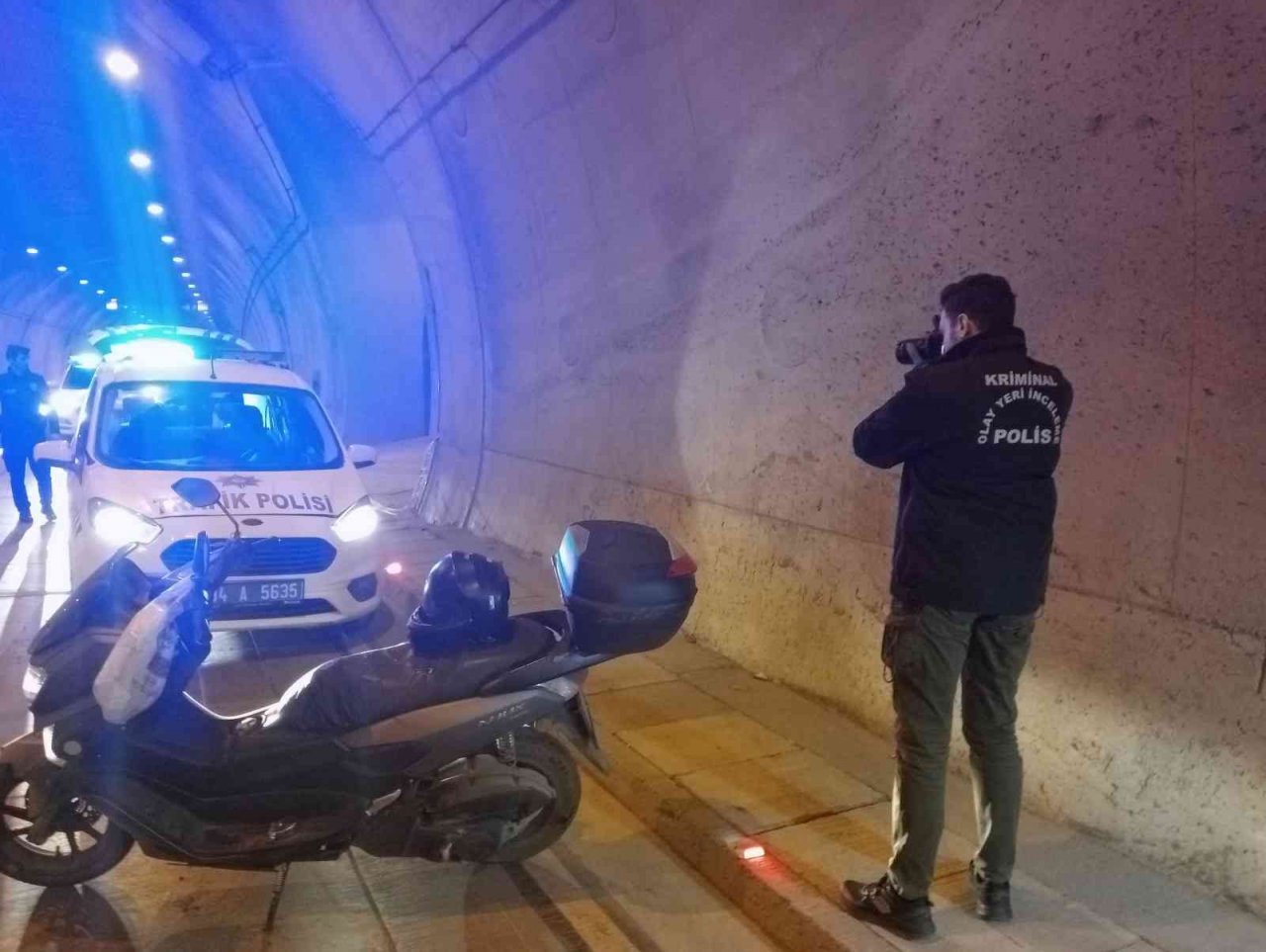 Beyoğlu’nda tünel içinde motosikletin kontrolünü kaybederek duvara çarpan sürücü hayatını kaybetti