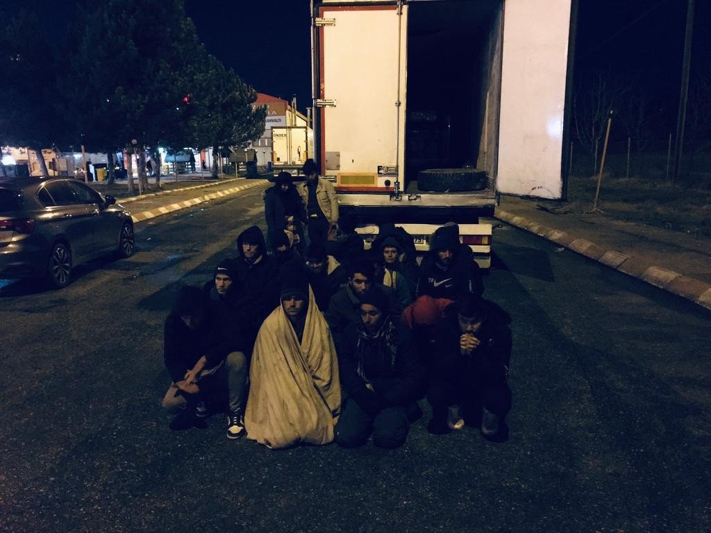 Dorsenin gizli bölmesinde saklanan 24 göçmen yakalandı