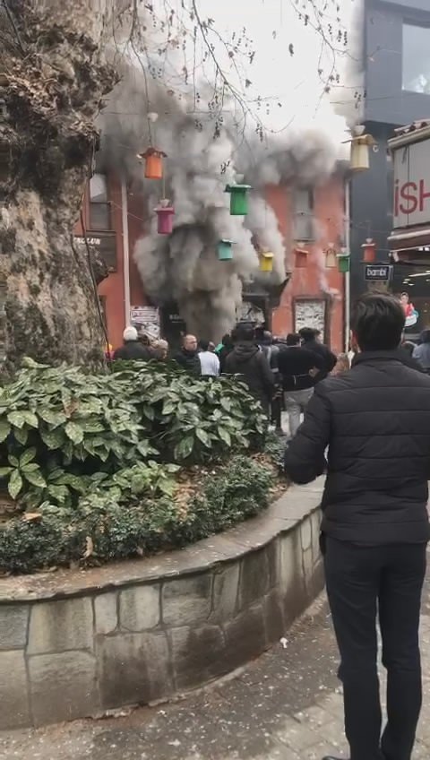 Bursa’da tarihi çarşıda çıkan yangın havadan görüntülendi