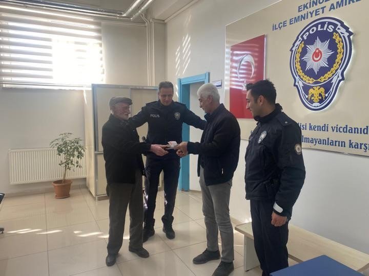 Caddede bulduğu içi para dolu cüzdanı sahibine teslim etti