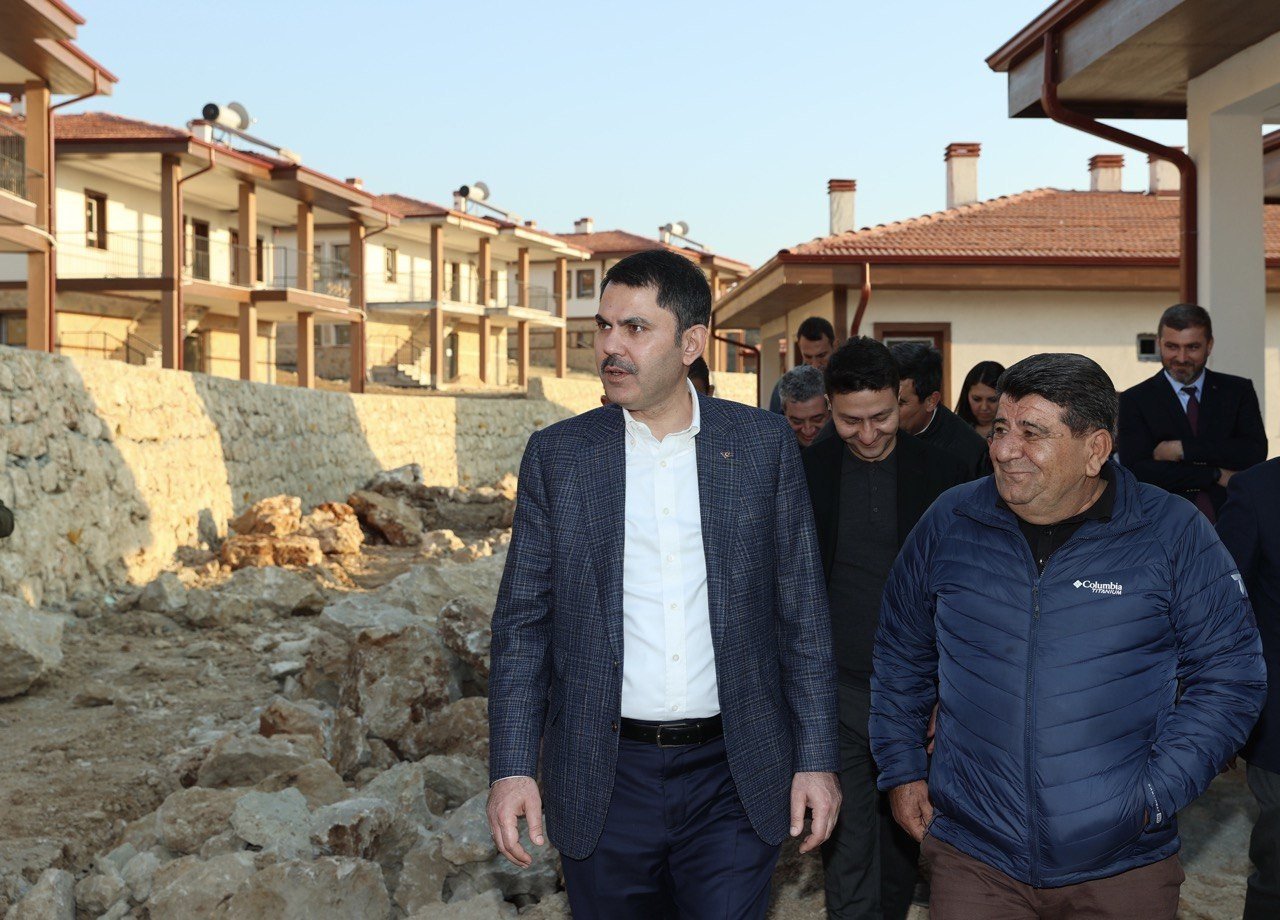 Bakan Kurum, Manavgat’ta afetzedelerin evine konuk oldu