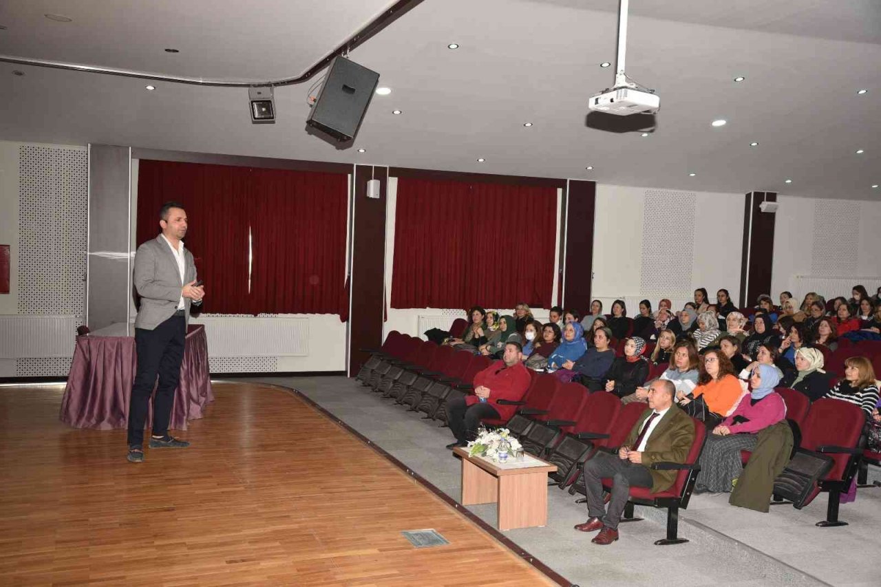 Okulöncesi eğitim ve aile ilişkileri seminerde ele alındı