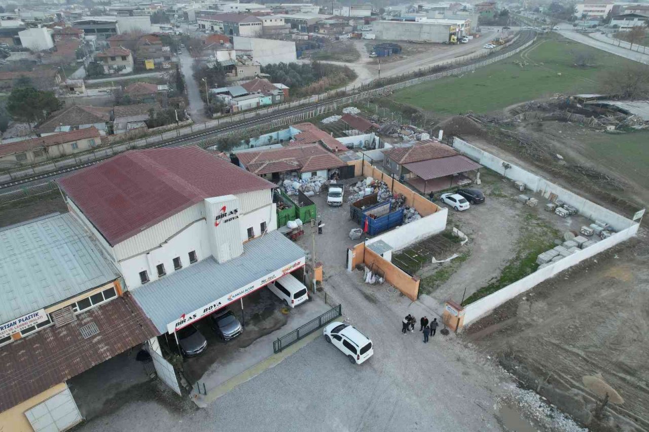 Sahipsiz araziye inşa ettiği binaları kiralayan yaşlı kadın gidip pişkince para istedi