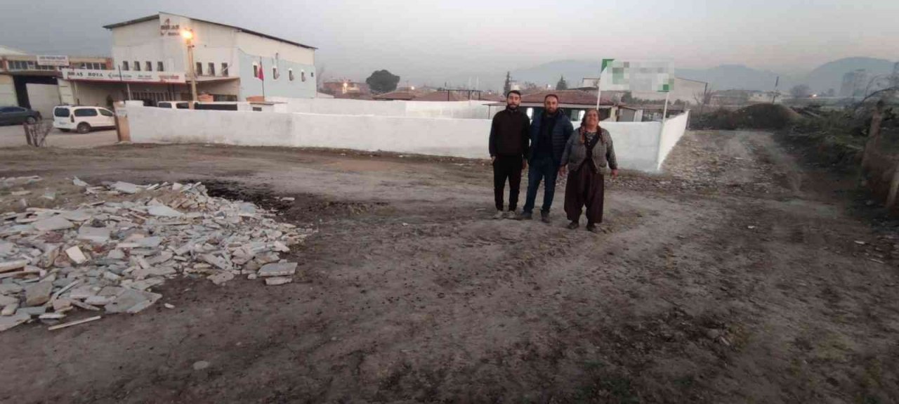 Sahipsiz araziye inşa ettiği binaları kiralayan yaşlı kadın gidip pişkince para istedi