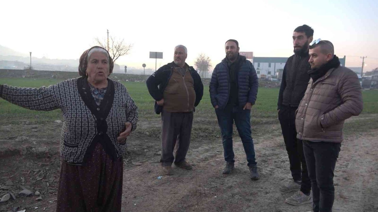 Sahipsiz araziye inşa ettiği binaları kiralayan yaşlı kadın gidip pişkince para istedi