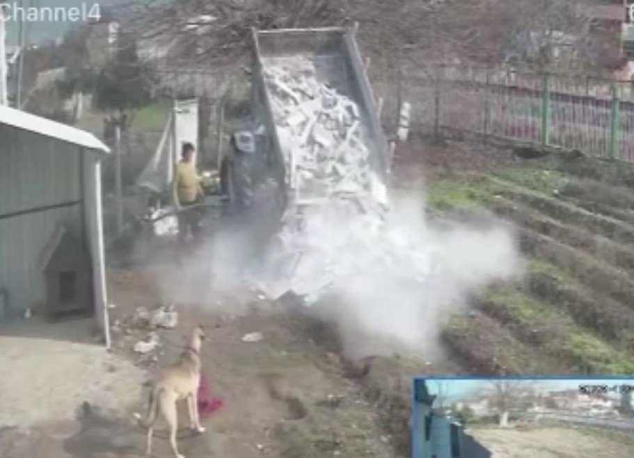 Sahipsiz araziye inşa ettiği binaları kiralayan yaşlı kadın gidip pişkince para istedi