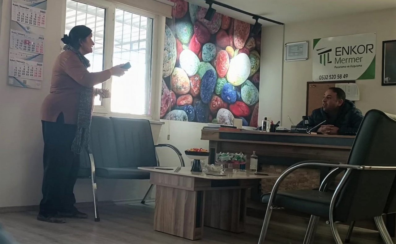 Sahipsiz araziye inşa ettiği binaları kiralayan yaşlı kadın gidip pişkince para istedi