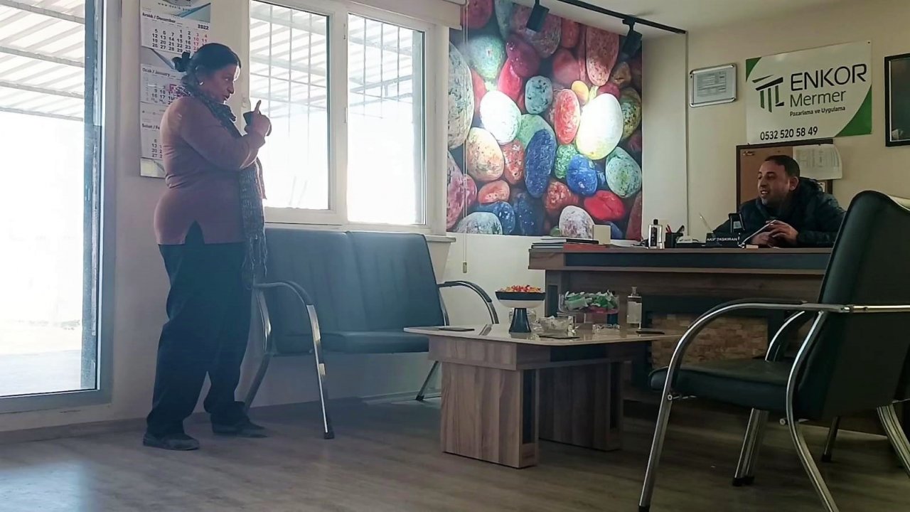 Sahipsiz araziye inşa ettiği binaları kiralayan yaşlı kadın gidip pişkince para istedi