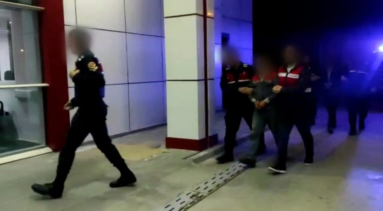 Yaşlı kadını gece maske takıp gasp ettiler, JASAT’a yakalandılar