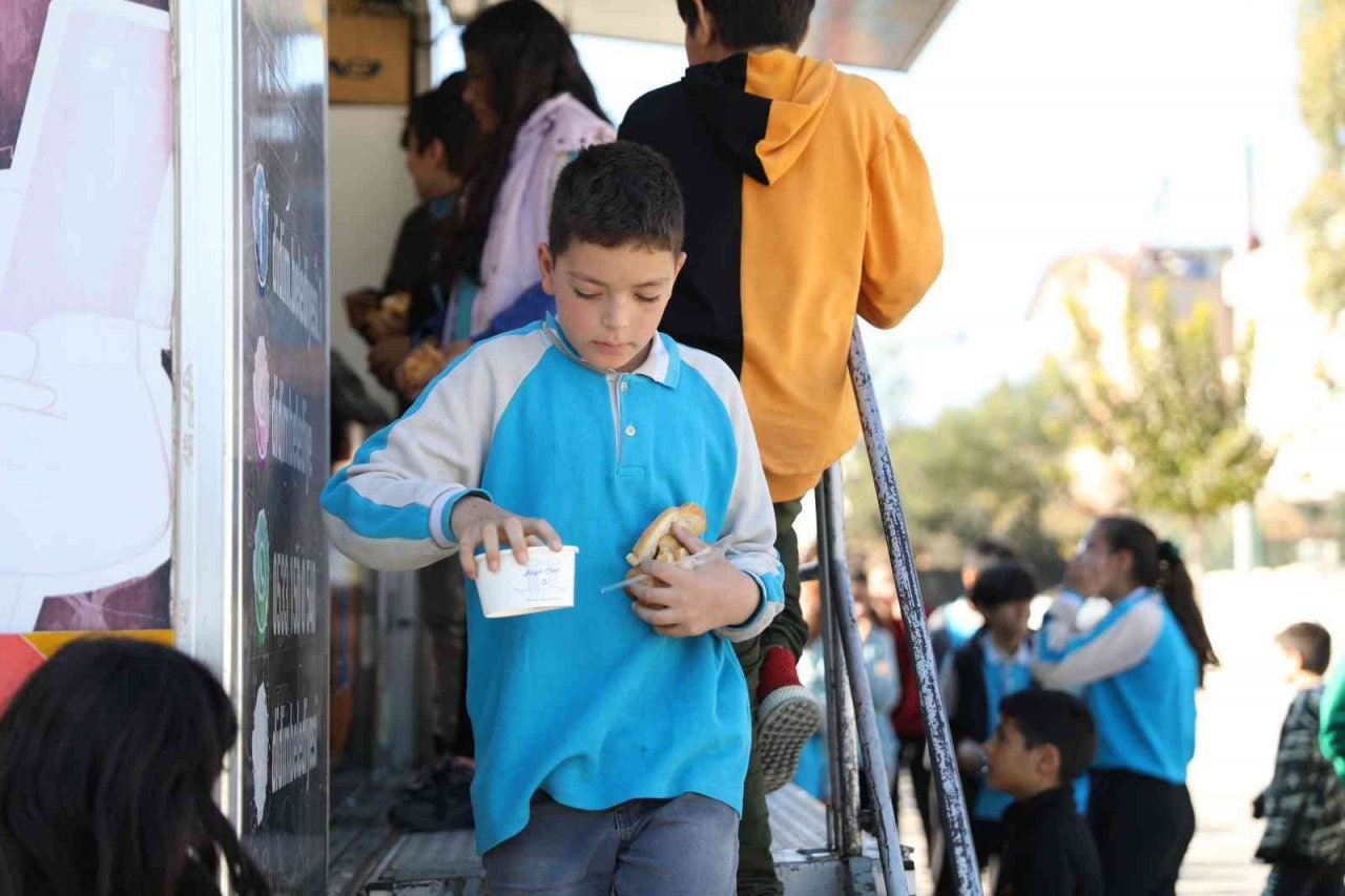 Didim Belediyesi ilçede eğitim gören öğrencilere sıcak çorba ikramında bulunuyor