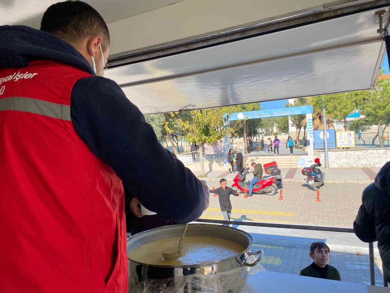 Didim Belediyesi ilçede eğitim gören öğrencilere sıcak çorba ikramında bulunuyor