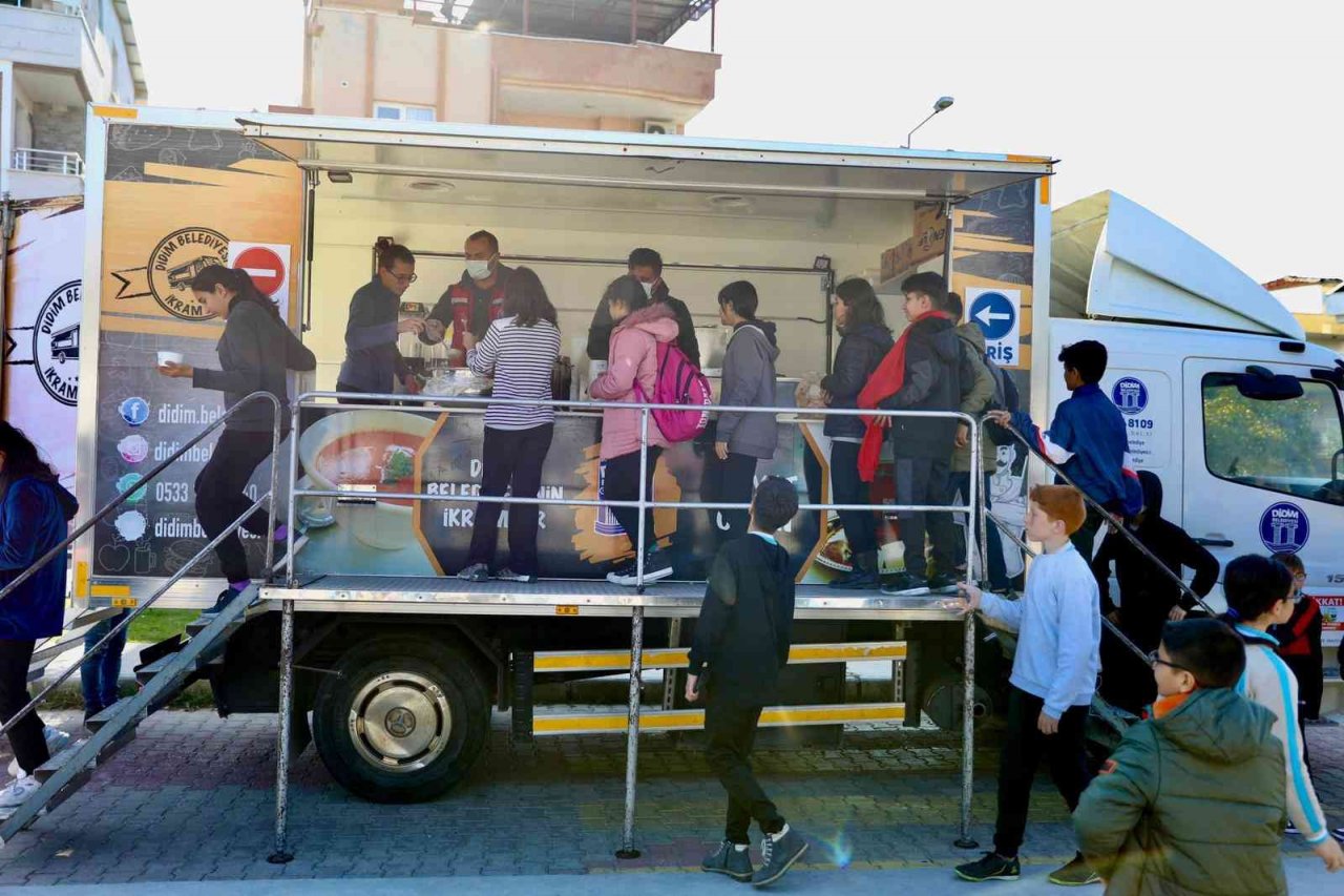 Didim Belediyesi ilçede eğitim gören öğrencilere sıcak çorba ikramında bulunuyor