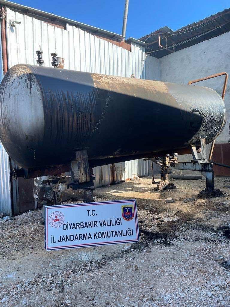 Diyarbakır’da bir çiftlikte 40 bin litre kaçak yakıt ele geçirildi
