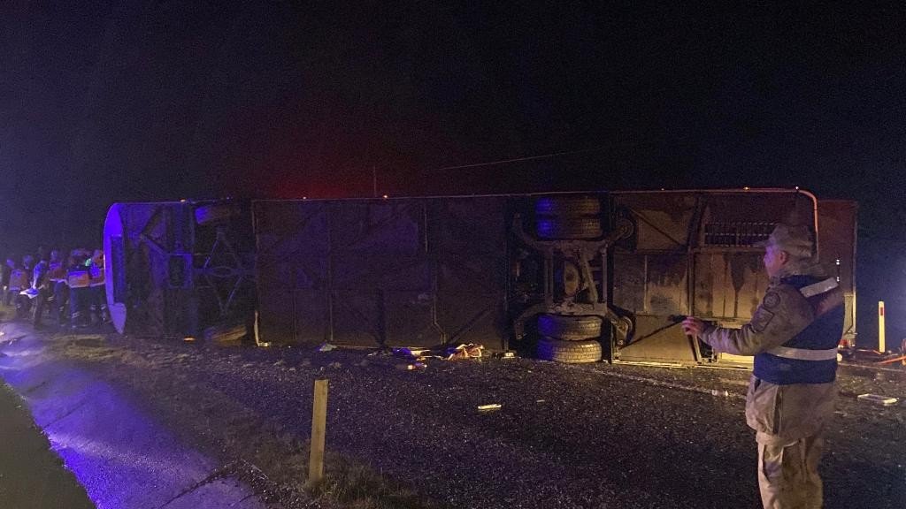 Diyarbakır’da yolcu otobüsü devrildi: 1’i bebek 5 ölü, 23 yaralı