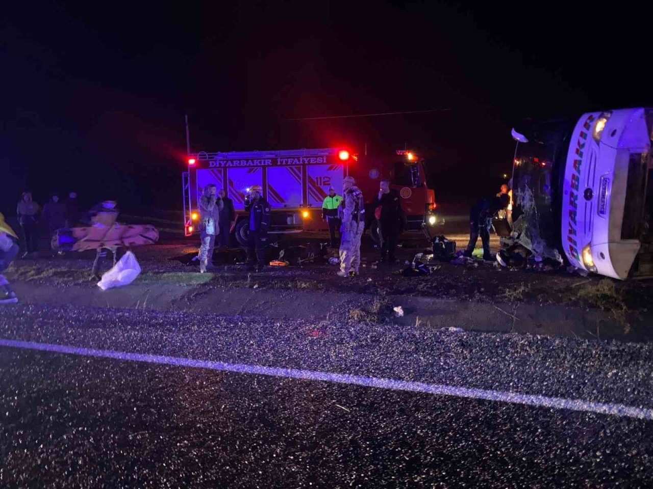 Diyarbakır’da yolcu otobüsü devrildi: 1’i bebek 5 ölü, 23 yaralı