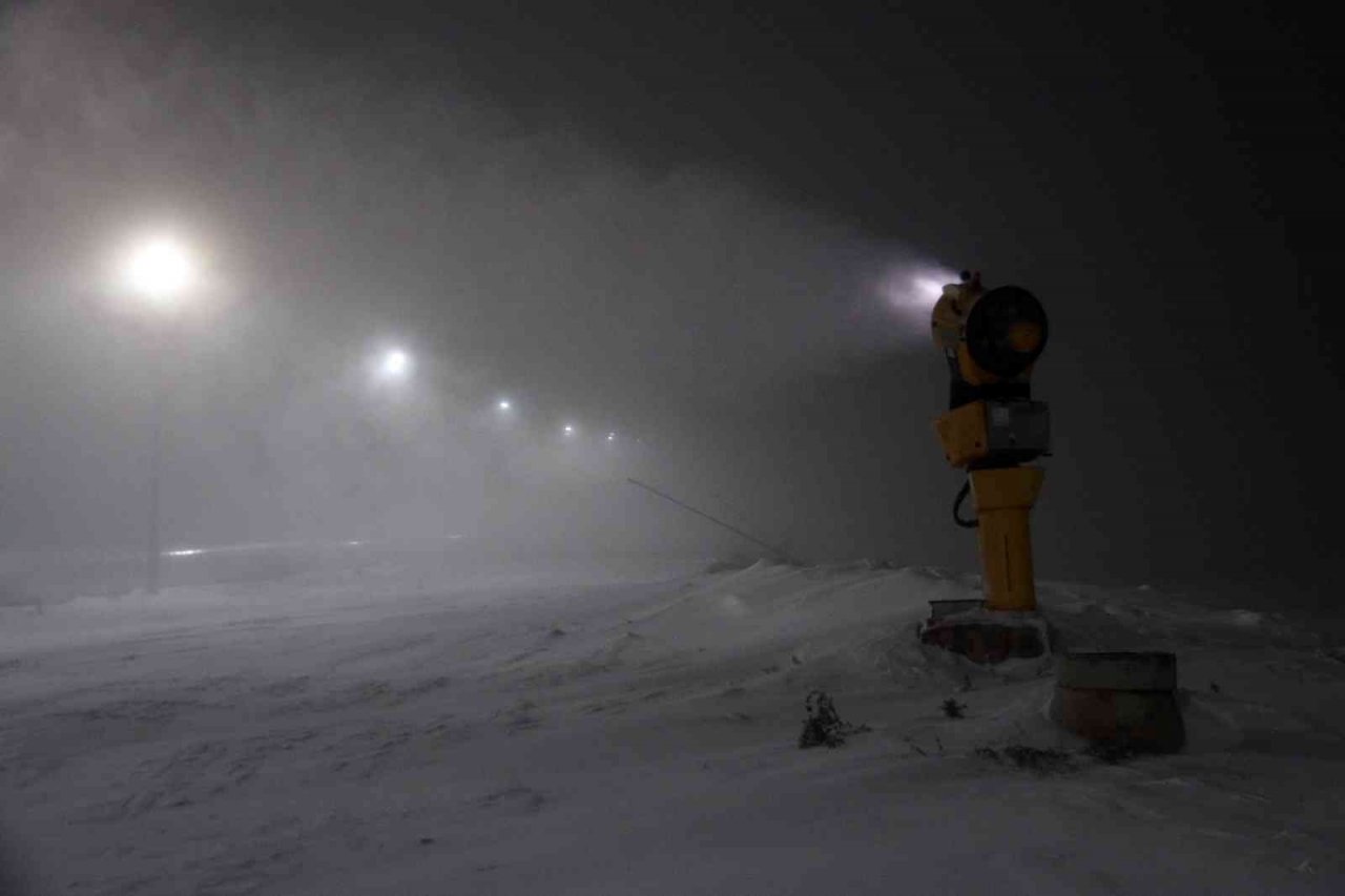 Kayak merkezinde özlenen kar yağdı