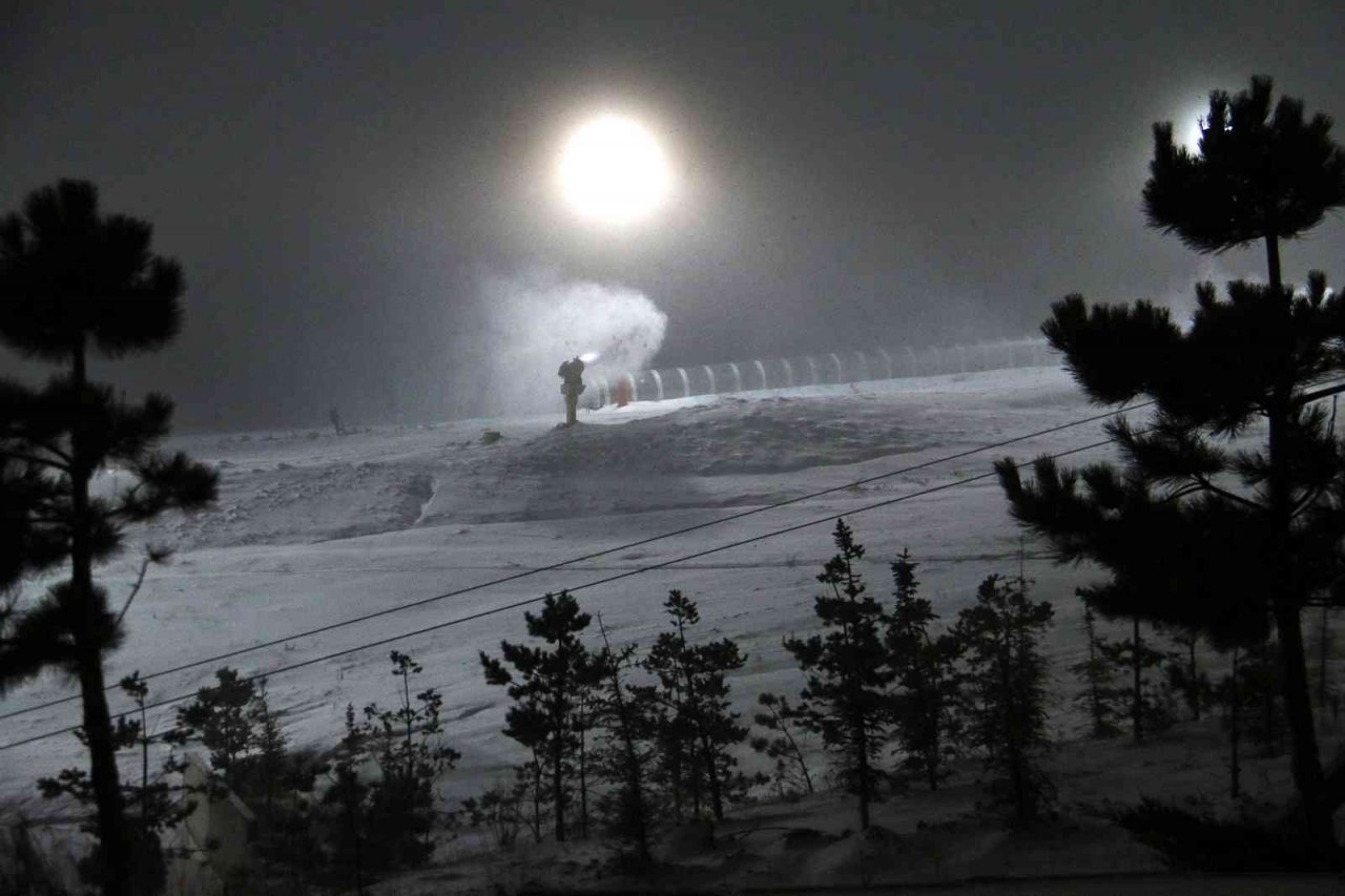 Kayak merkezinde özlenen kar yağdı