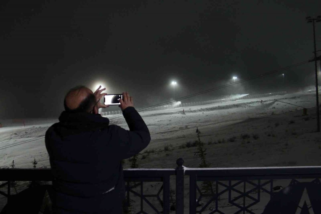 Kayak merkezinde özlenen kar yağdı