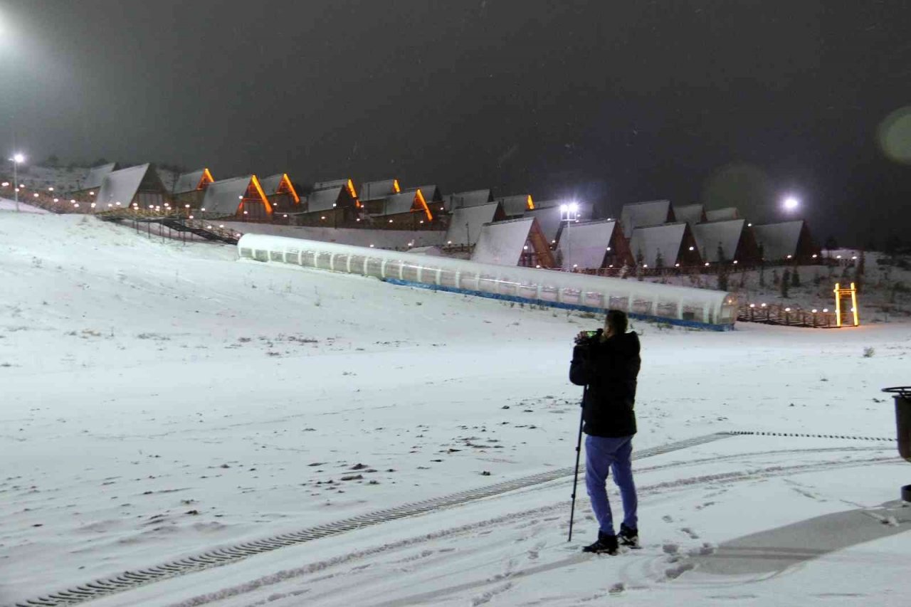 Kayak merkezinde özlenen kar yağdı