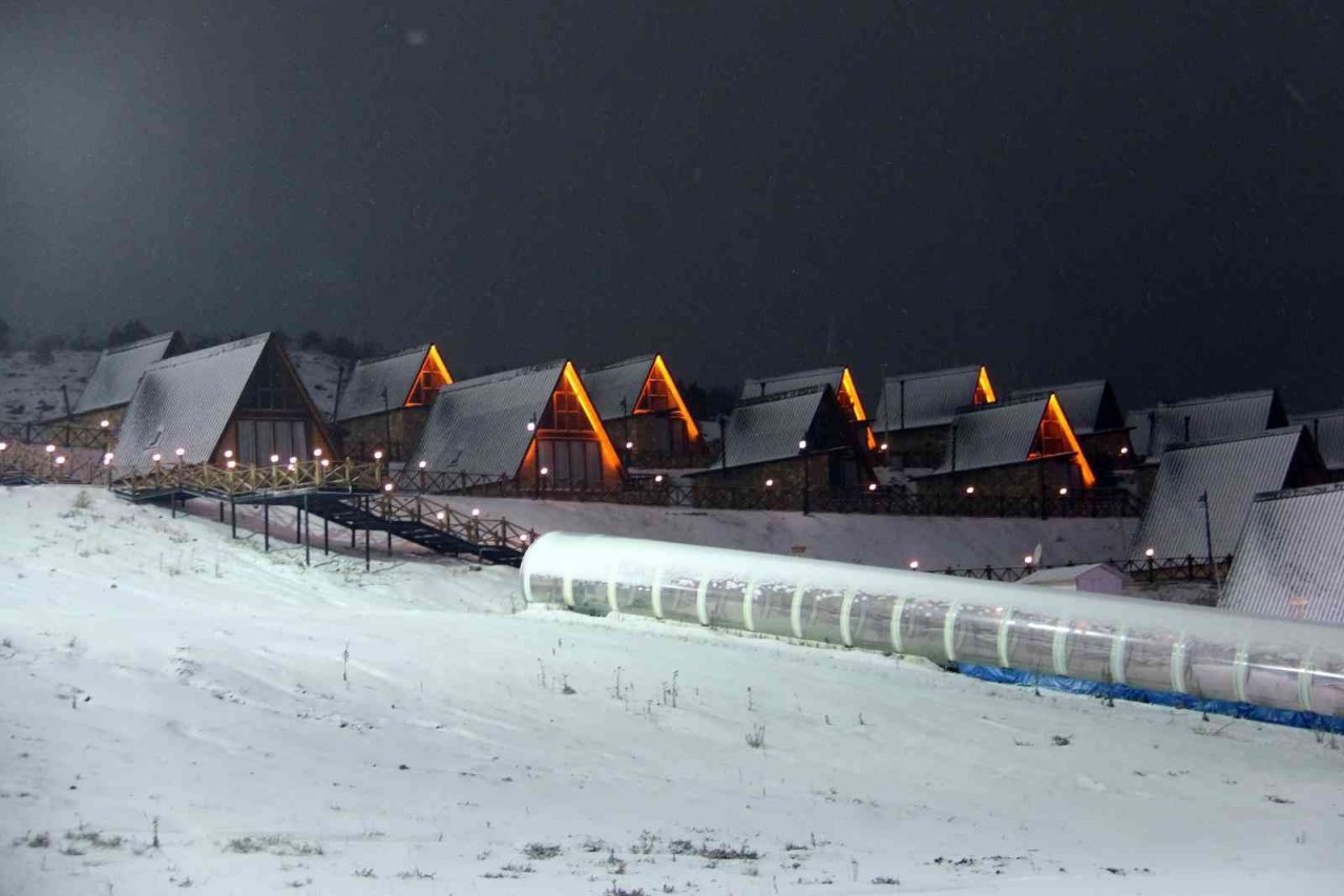 Kayak merkezinde özlenen kar yağdı