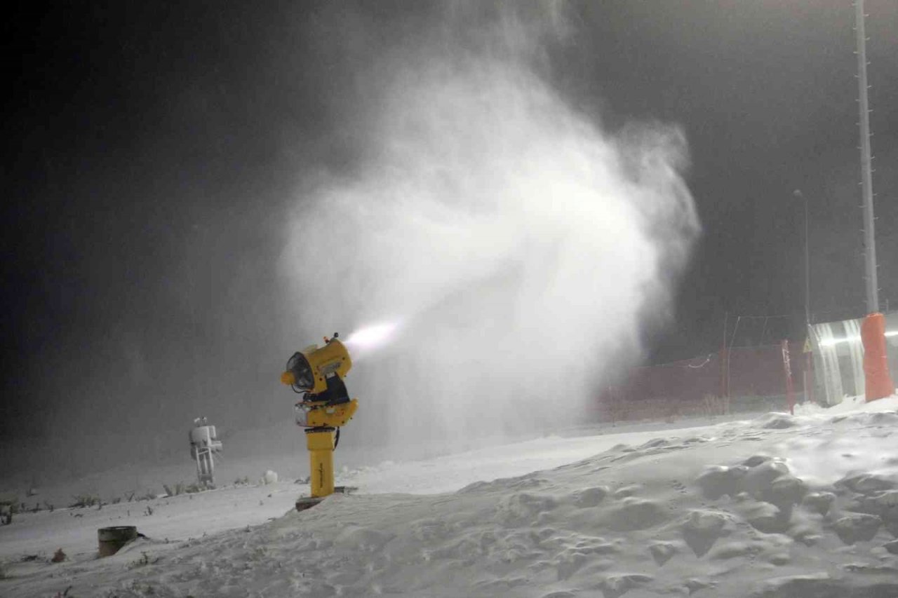 Kayak merkezinde özlenen kar yağdı