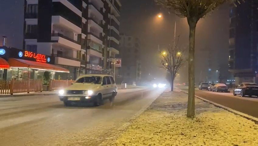 Elazığ’a mevsimin ilk karı yağdı