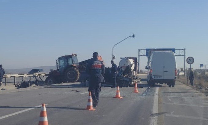 Traktörle otomobil çarpıştı, 3 kişi yaralandı