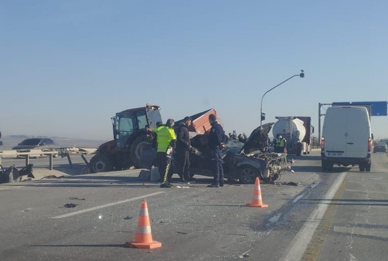 Traktörle otomobil çarpıştı, 3 kişi yaralandı