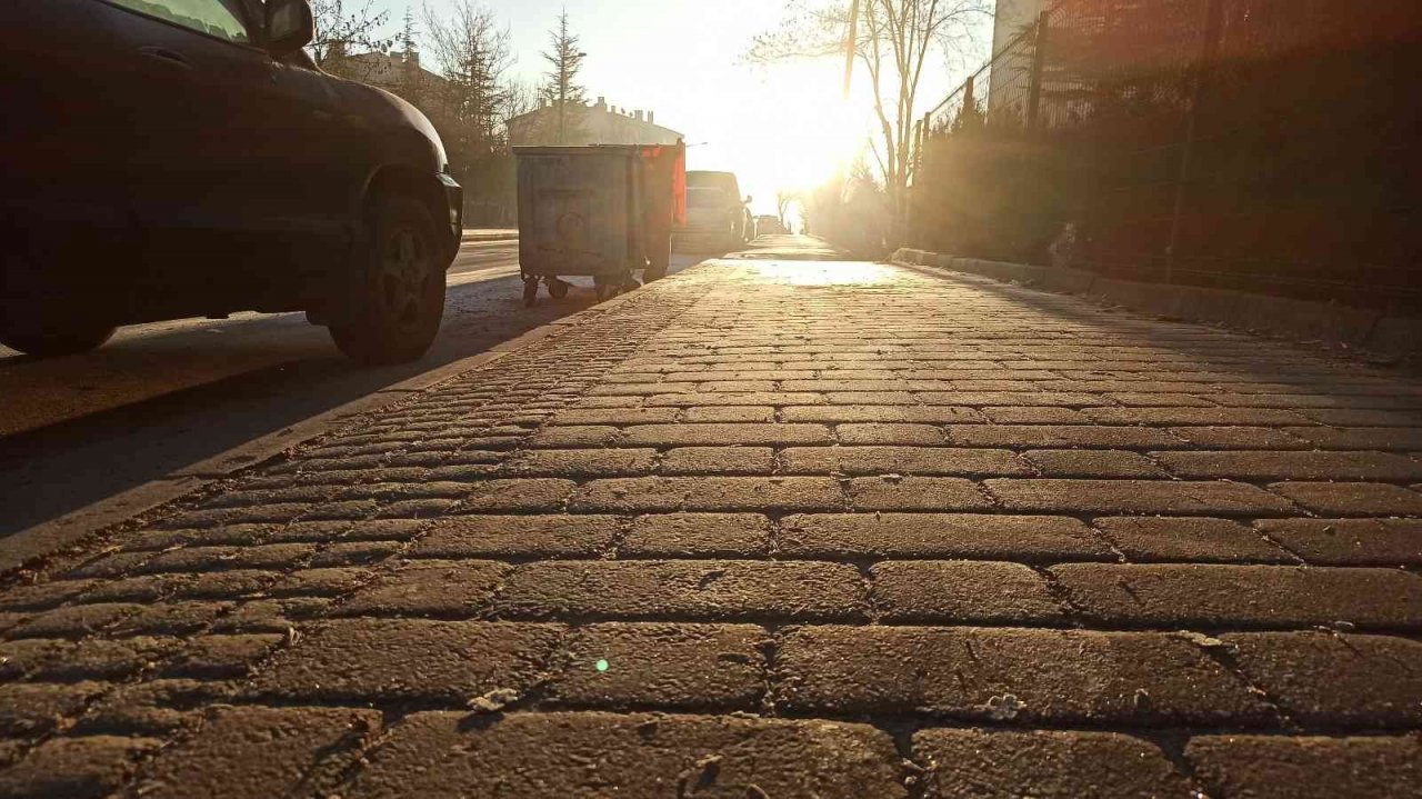 Eskişehir’de soğuyan hava kırağıyı beraberinde getirdi