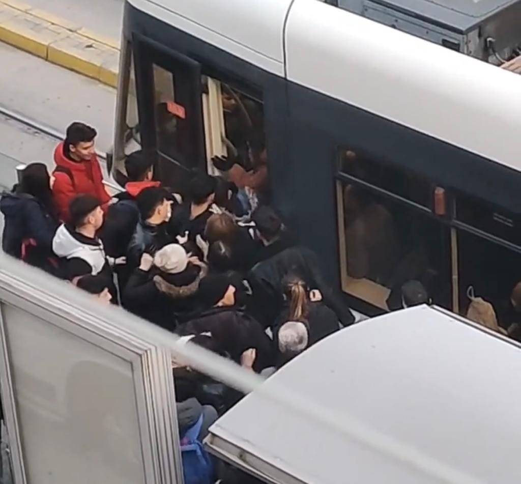 Onlarca öğrenci tramvaya saklanan şahsa böyle saldırdı