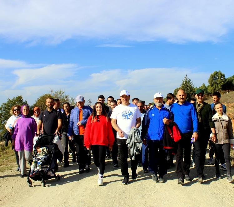 500 kişi katıldığı ‘Geleneksel Doğa Yürüyüşü’ renkli görüntülere sahne oldu