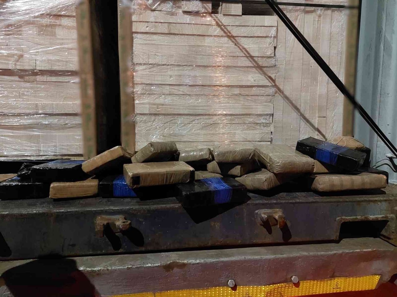 Gümrük muhafaza ekipleri İzmir’de 26 kilogram kokain ele geçirdi